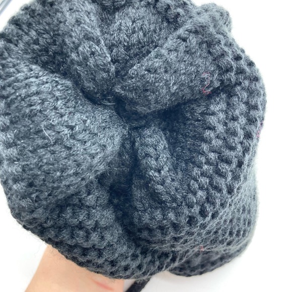 Kyi Kyi Canada Pom Pom Black Knit Beanie Hat - Picture 7 of 8